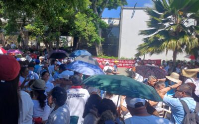 Multitudinaria protesta de maestros para reclamar mejor servicio de salud